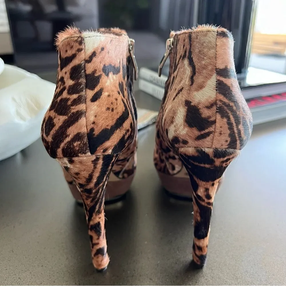 VINCE CAMUTO Ankle Boots Cow Hair Fur In Brownish Color Platform Heel Size 7.5B